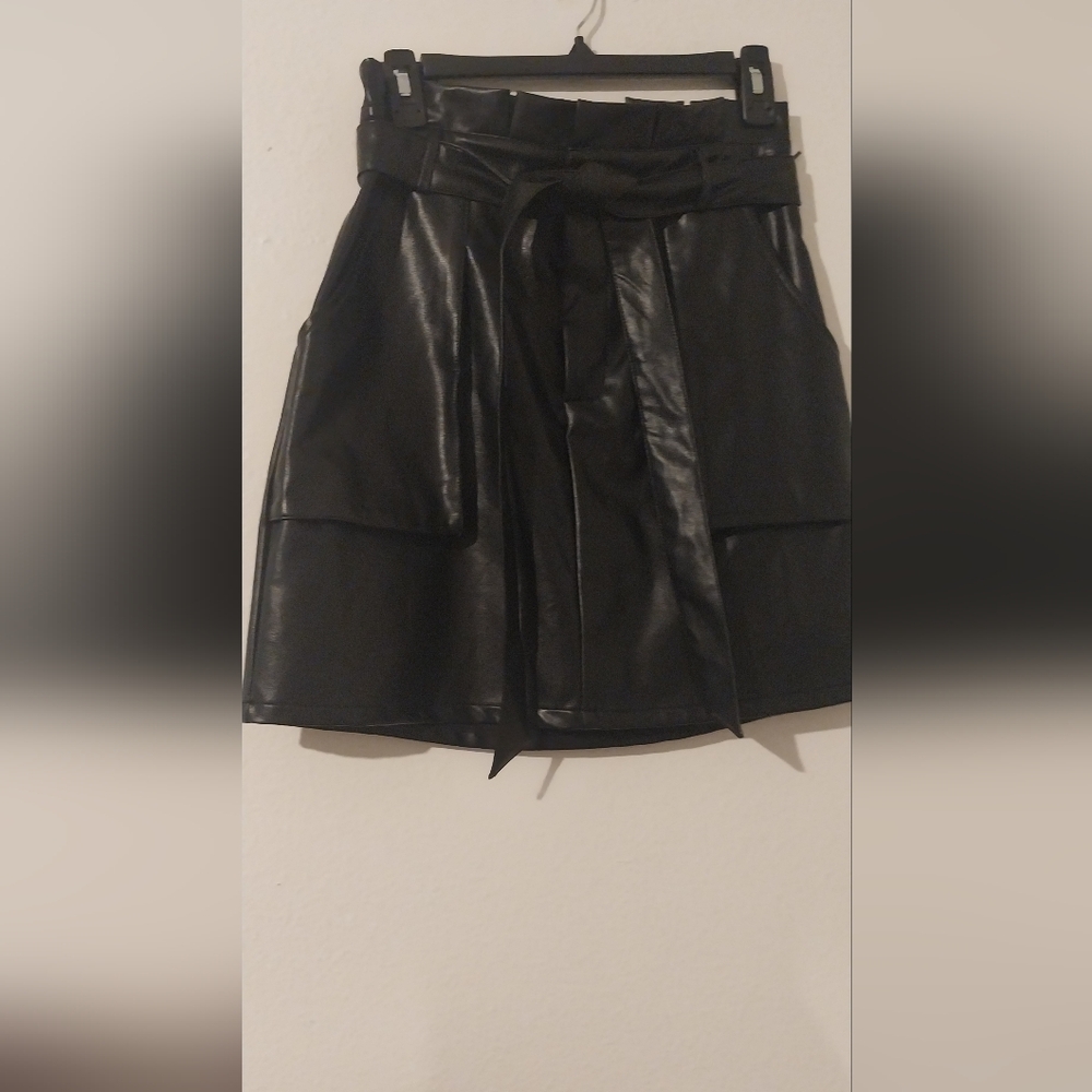 Gili  black  skirt size Medium Nwt